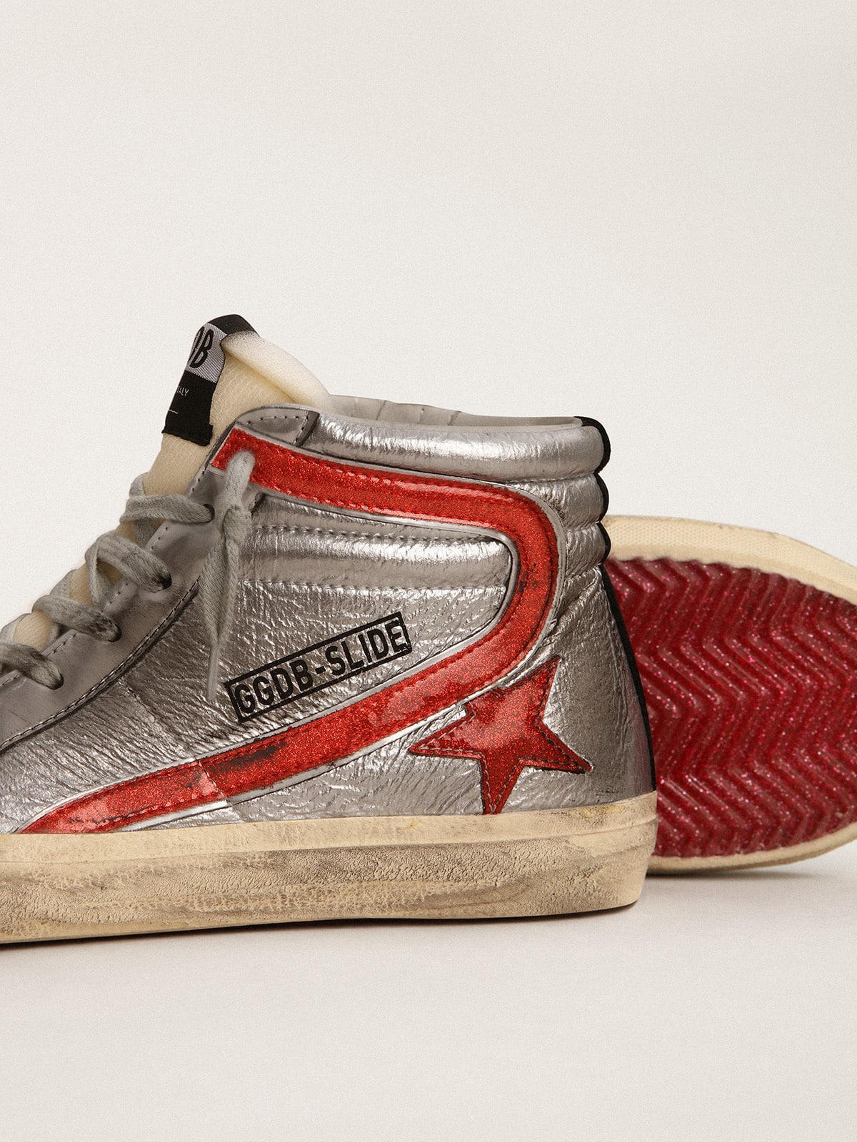 Golden Goose - Slide Damen mit Schaft aus silberfarbenem und Komma aus rotem Metallic-Leder in 