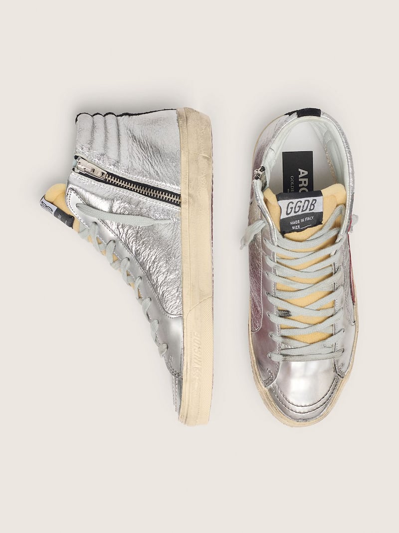 Golden Goose - Slide de mujer con pala plateada de piel laminada y detalle de &laquo;coma&raquo; de piel laminada roja in 