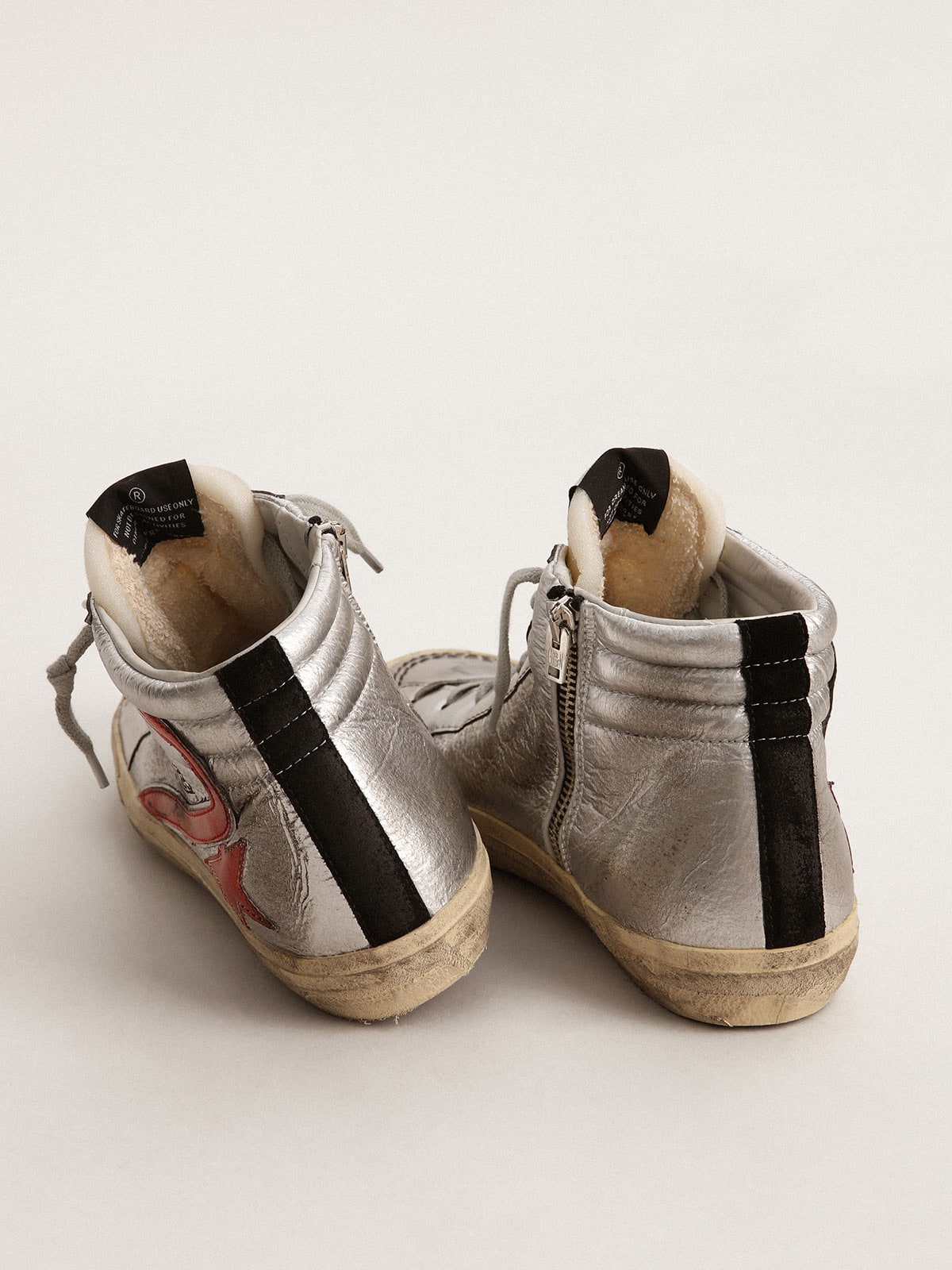 Golden Goose - Slide Damen mit Schaft aus silberfarbenem und Komma aus rotem Metallic-Leder in 