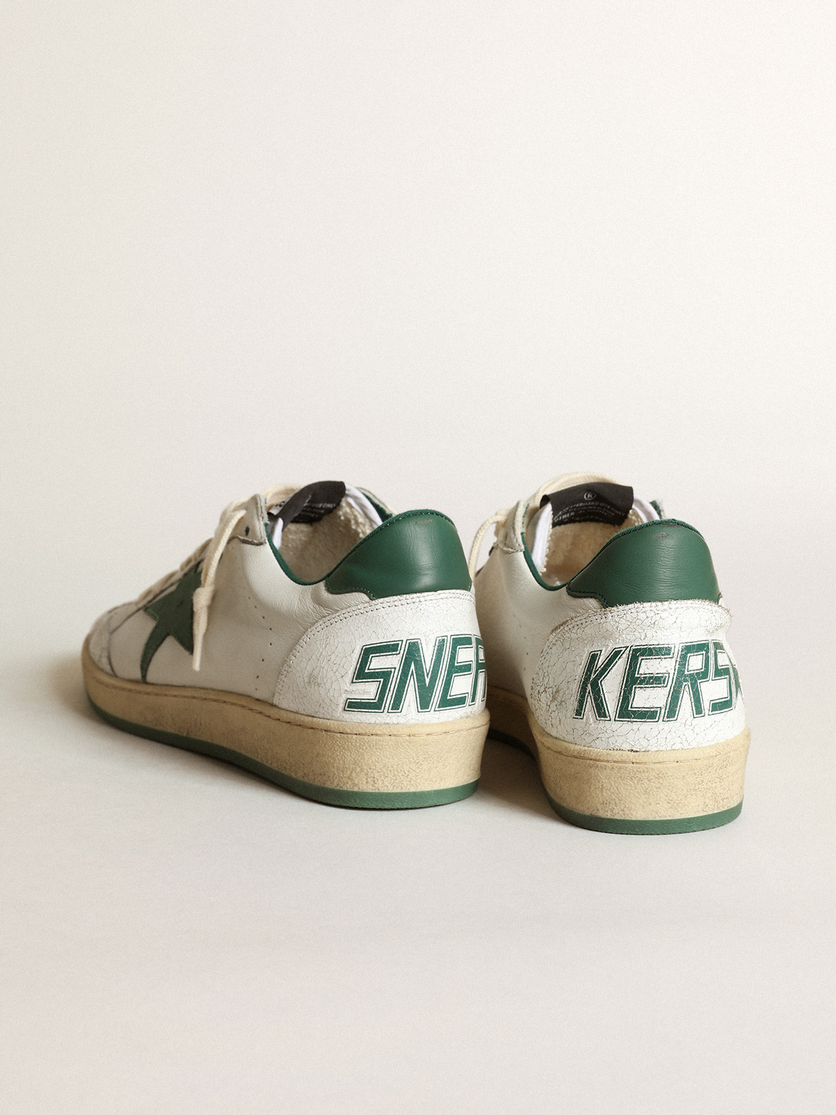 Golden Goose - Ball Star de Mujer de napa blanca con estrella y refuerzo del talón de piel verde in