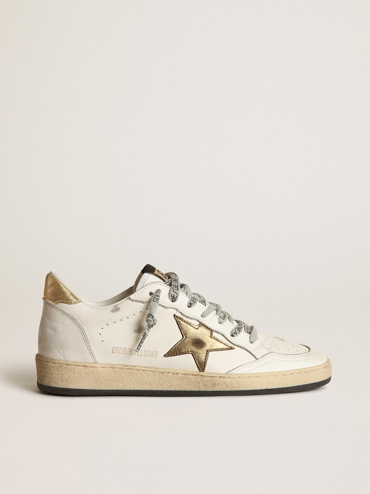 Golden Goose - Ball Star feminino com estrela e talão dourados in 