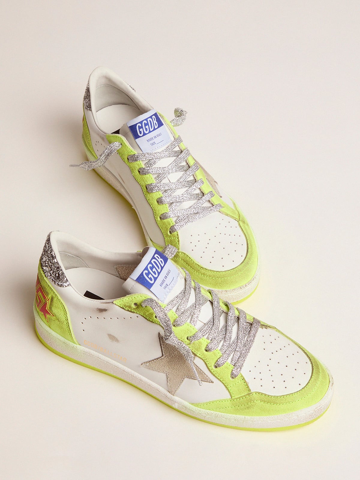 Golden Goose - Zapatillas deportivas Ball Star blancas con aplicaciones amarillo flúor y purpurina in 