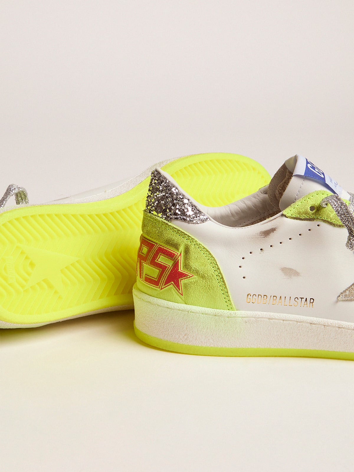 Golden Goose - Zapatillas deportivas Ball Star blancas con aplicaciones amarillo flúor y purpurina in 