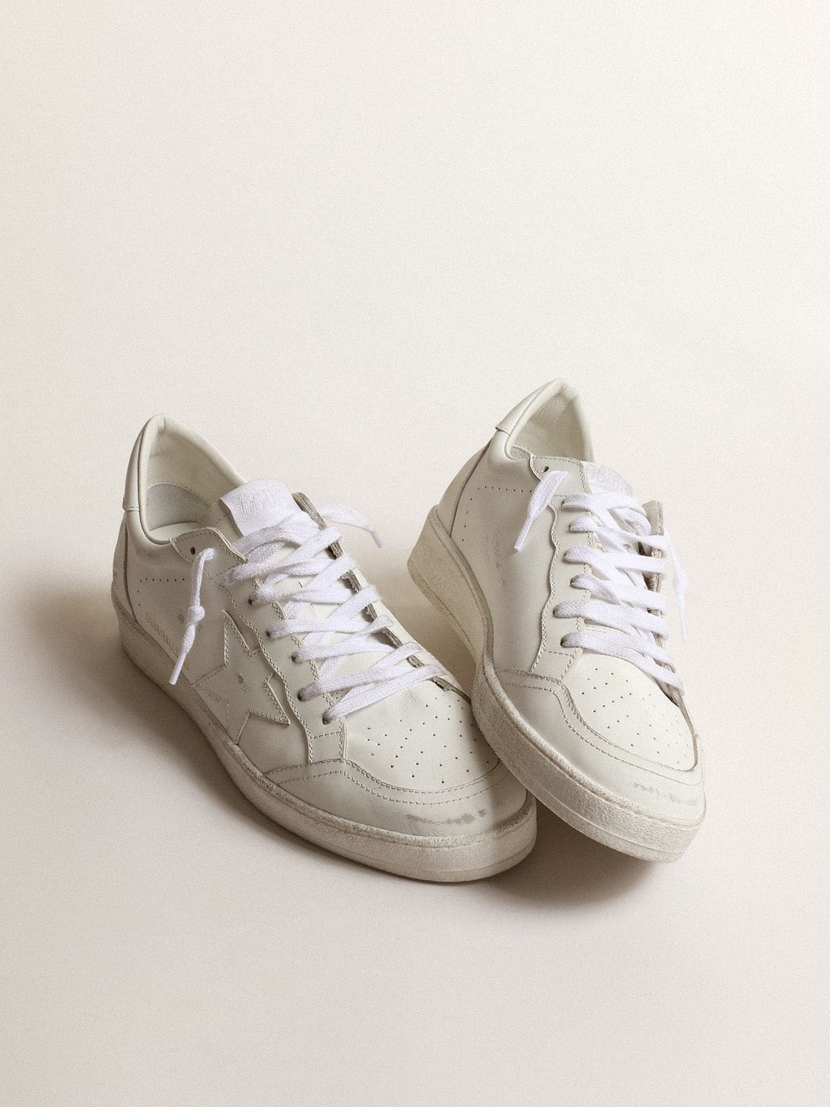 Golden Goose - Ball Star pour homme en cuir blanc avec étoile et contrefort en cuir blanc in 