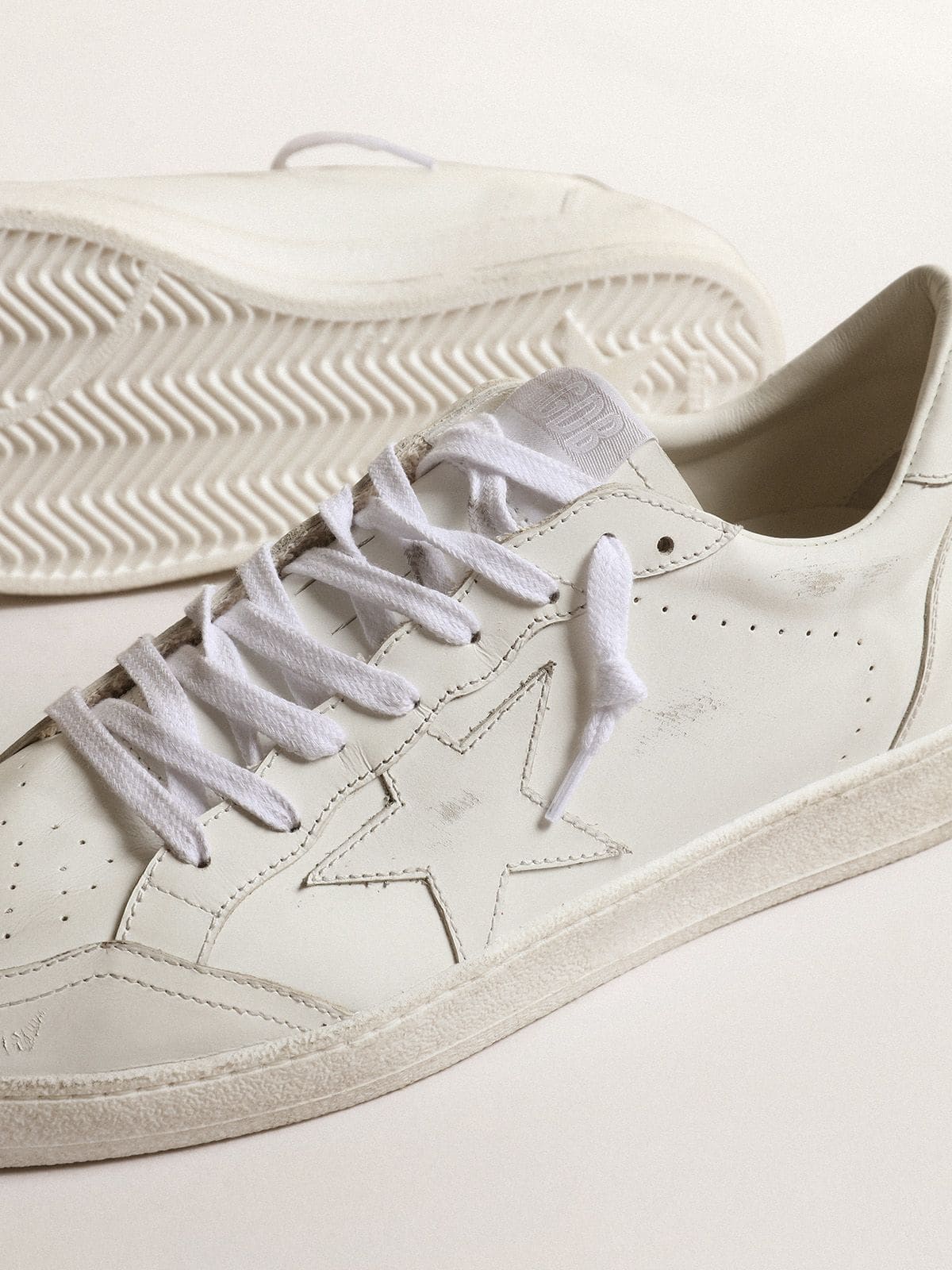 Golden Goose - Ball Star pour homme en cuir blanc avec étoile et contrefort en cuir blanc in 