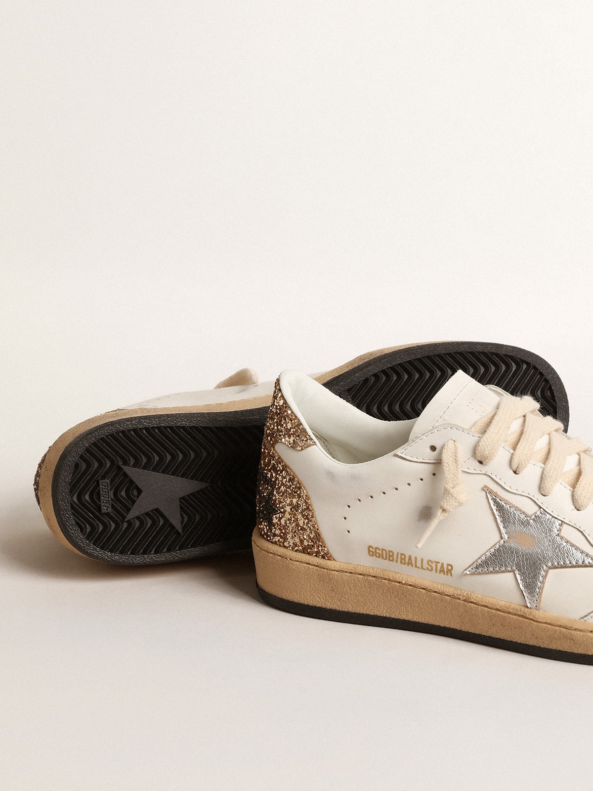 Golden Goose - Ball Star avec étoile en cuir lamé et contrefort à paillettes in 