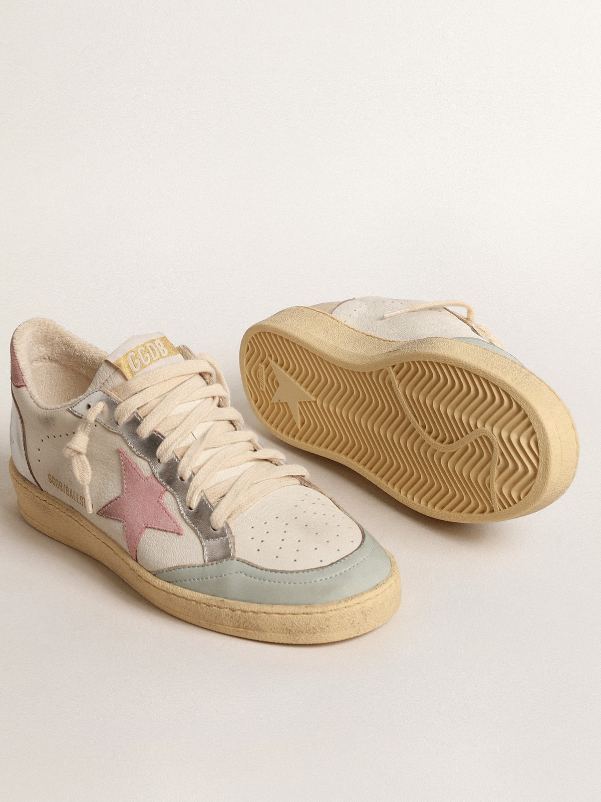 Golden Goose - Ball Star con estrella de ante rosa y aplicaciones de piel laminada in 