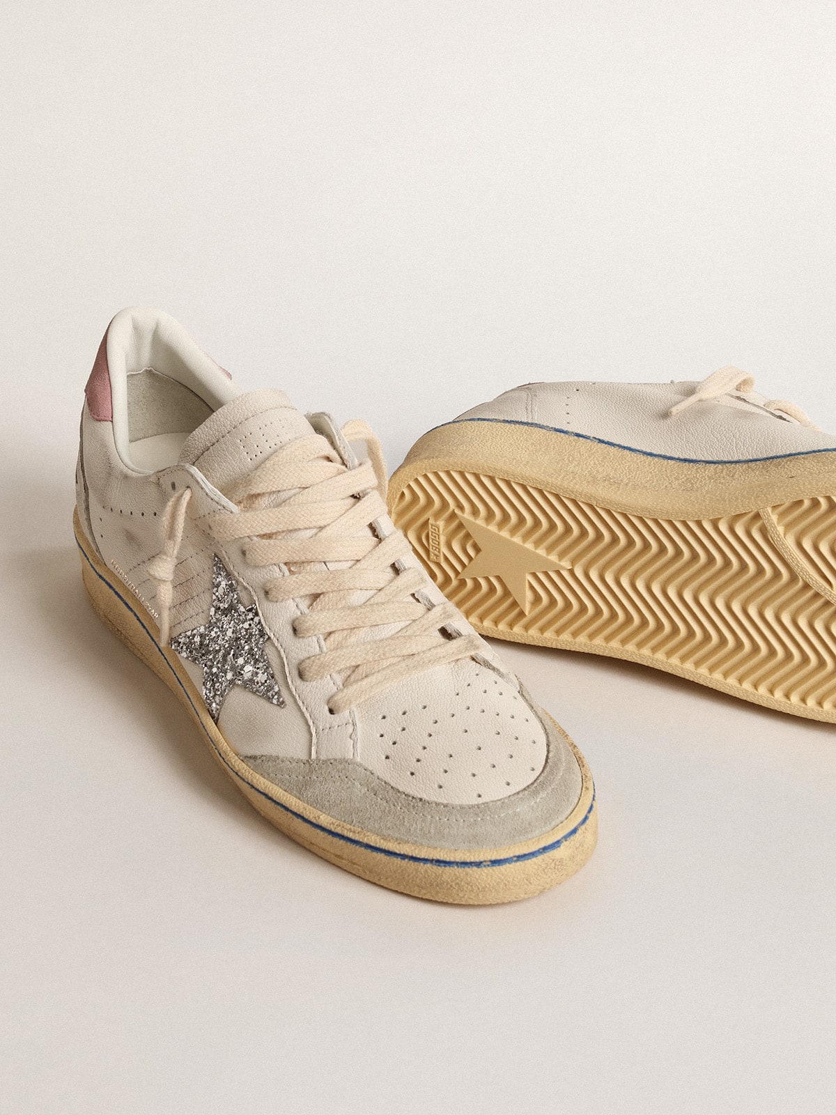 Golden Goose - Ball Star LTD mit Glitzerstern und rosafarbenem Rauleder an der Ferse in 