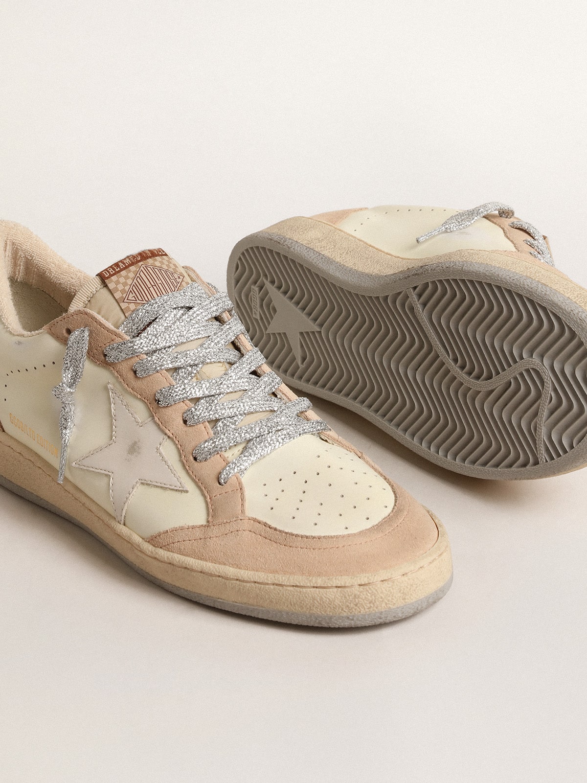 Golden Goose - Ball Star LTD amarillas con estrella blanca y refuerzo del talón de piel burdeos in 