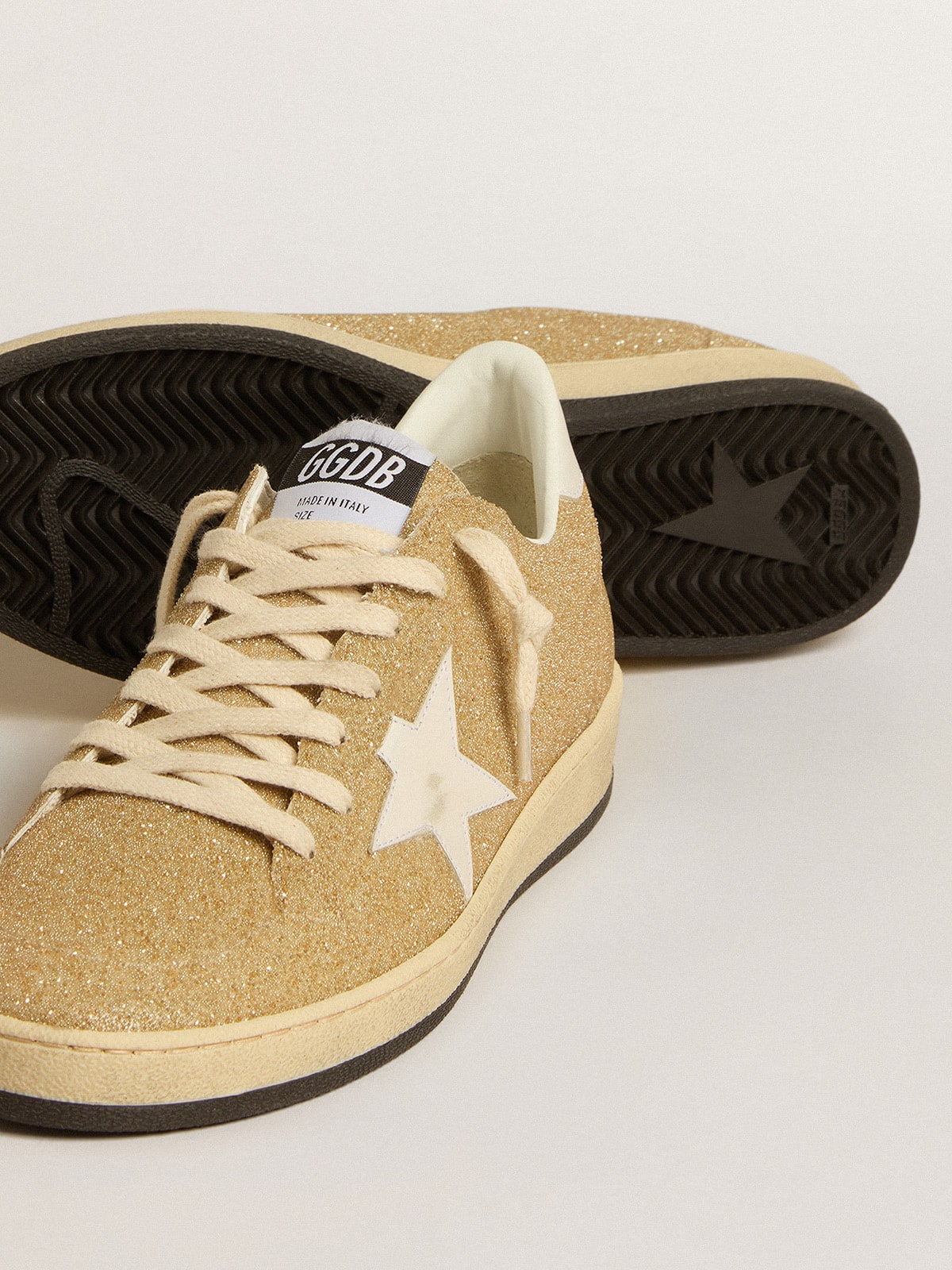 Golden Goose - Ball Star en cristaux Swarovski dorés avec étoile en cuir blanc de lait in 