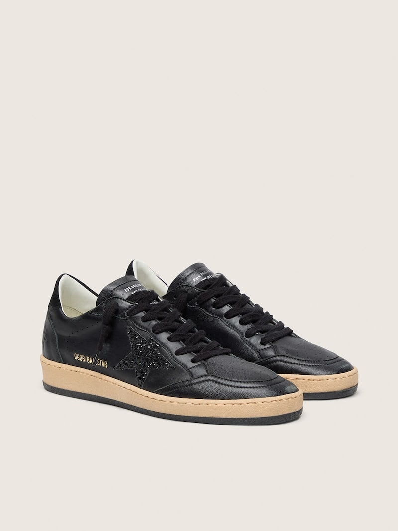 Golden Goose - Schwarzer Ball Star f&uuml;r Damen aus Nappaleder mit schwarzem Glitzerstern und Rauleder an der Fersenpartie in 