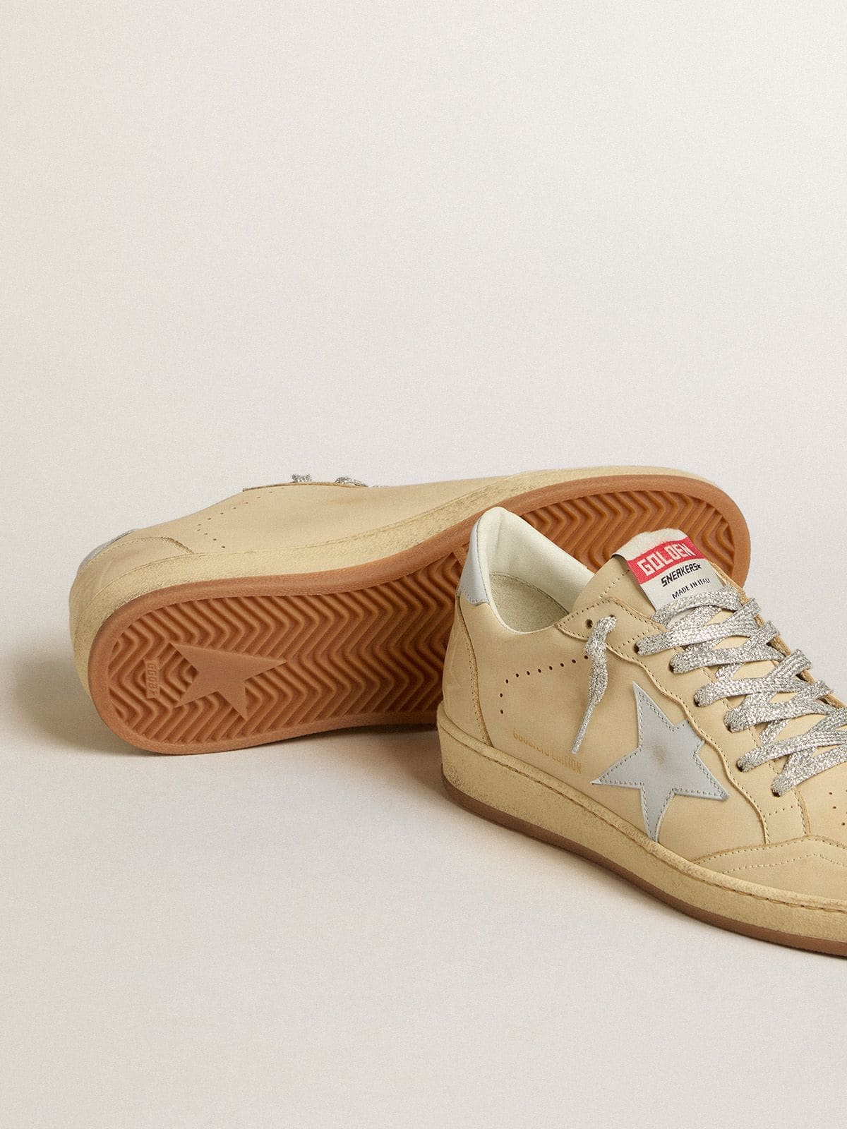 Golden Goose - Ball Star LTD de Mujer de piel color crema con estrella y refuerzo del talón de piel gris claro in 
