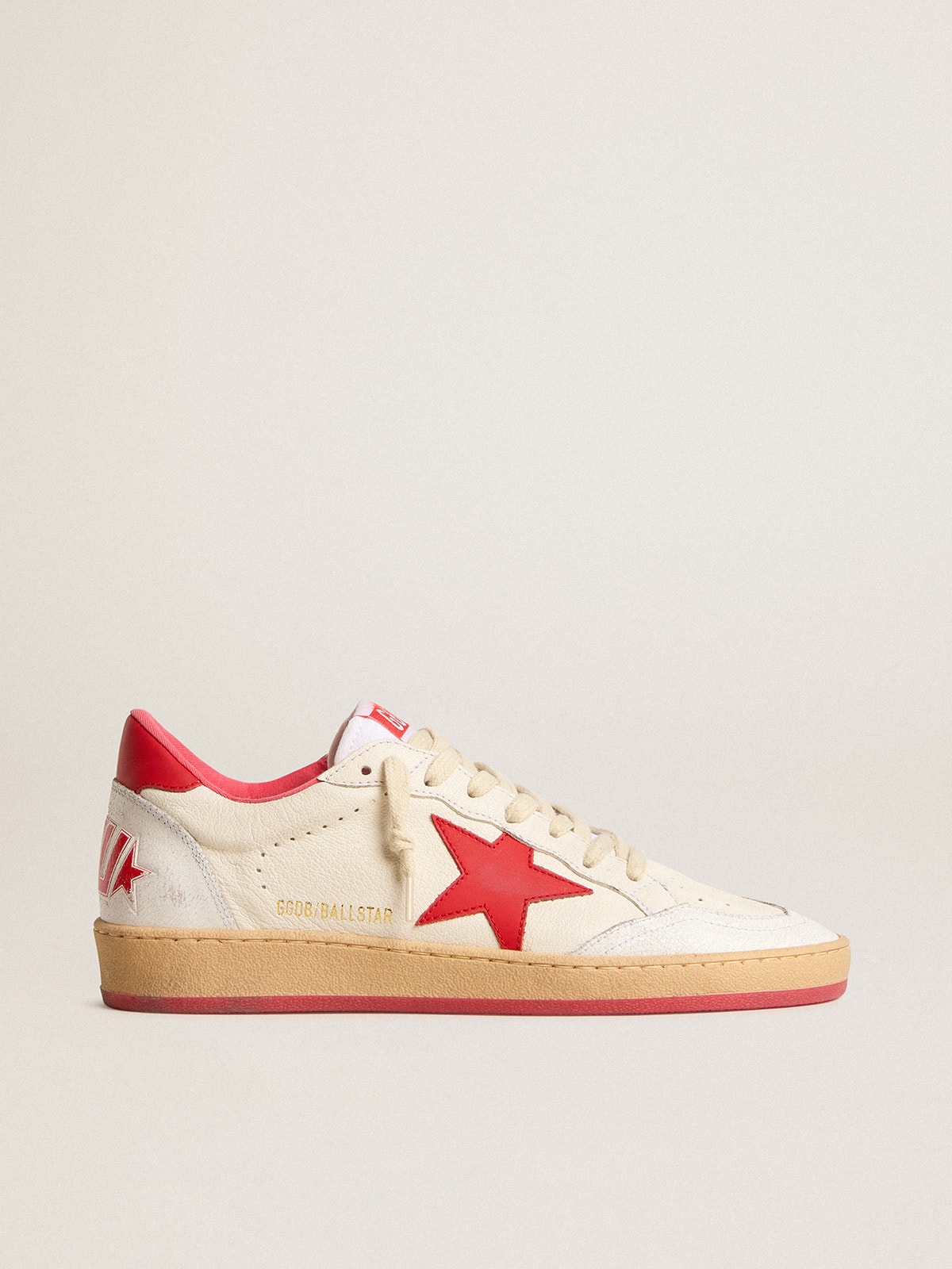 Golden Goose - Ball Star Wishes pour femme en cuir blanc avec étoile et contrefort rouges in 