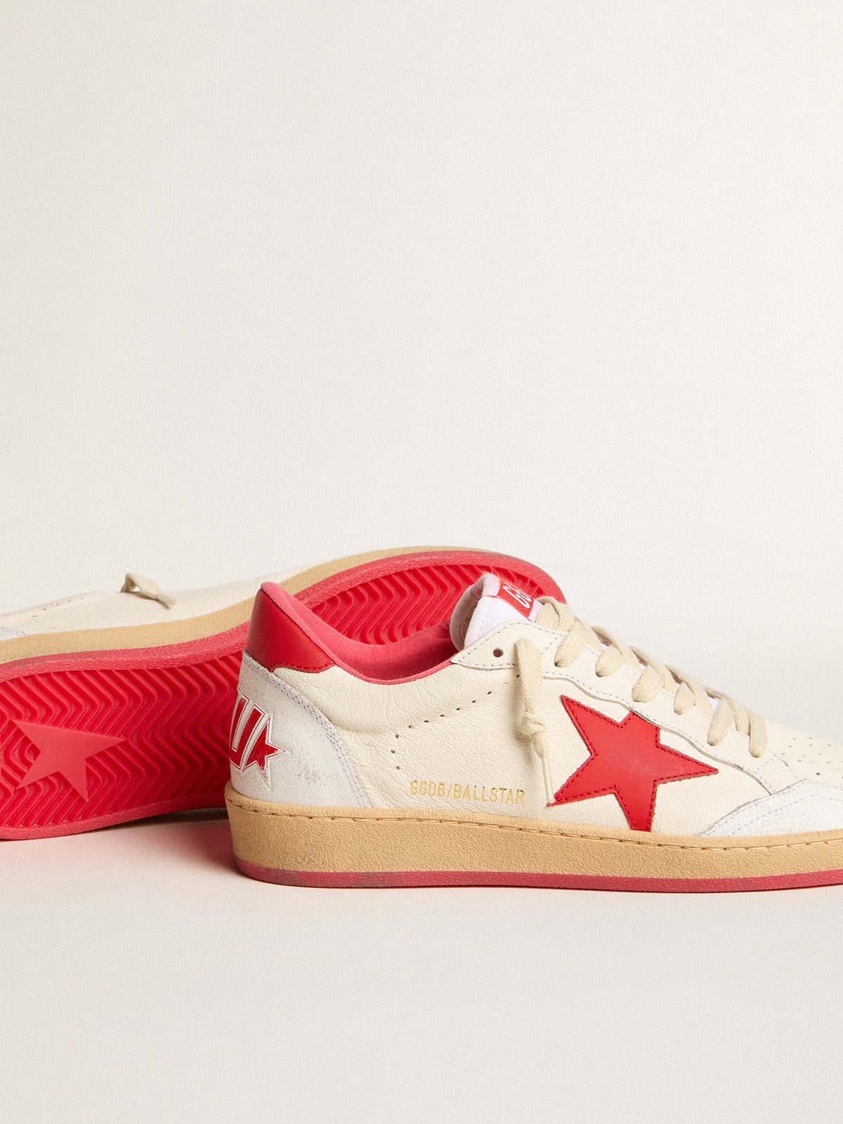 Golden Goose - Ball Star Wishes Donna in pelle bianca con stella e talloncino rossi in 