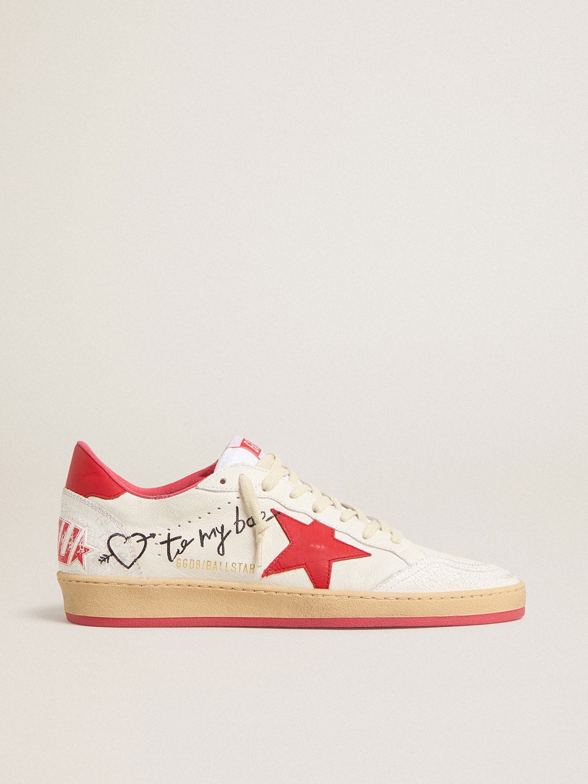 Golden Goose - Ball Star Wishes pour femme en cuir blanc avec étoile et contrefort rouges in 