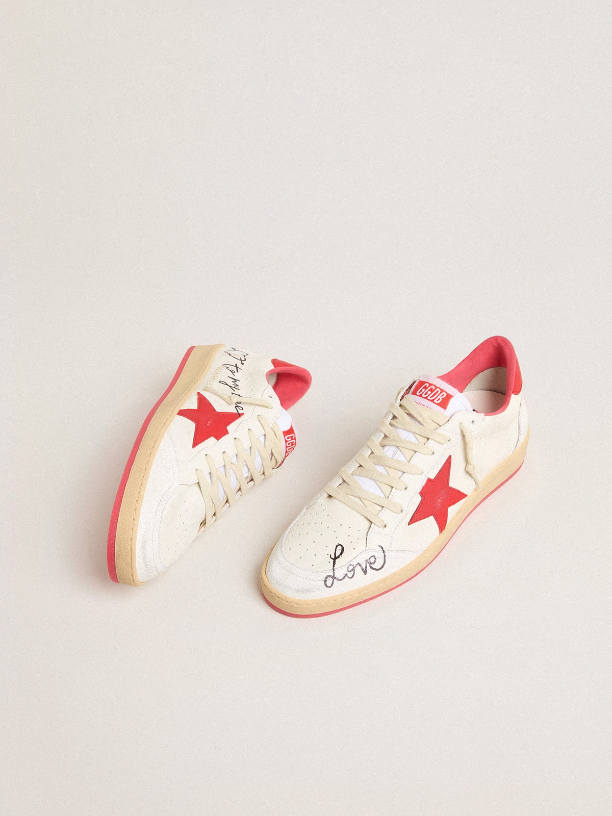 Golden Goose - Ball Star Wishes pour femme en cuir blanc avec étoile et contrefort rouges in 