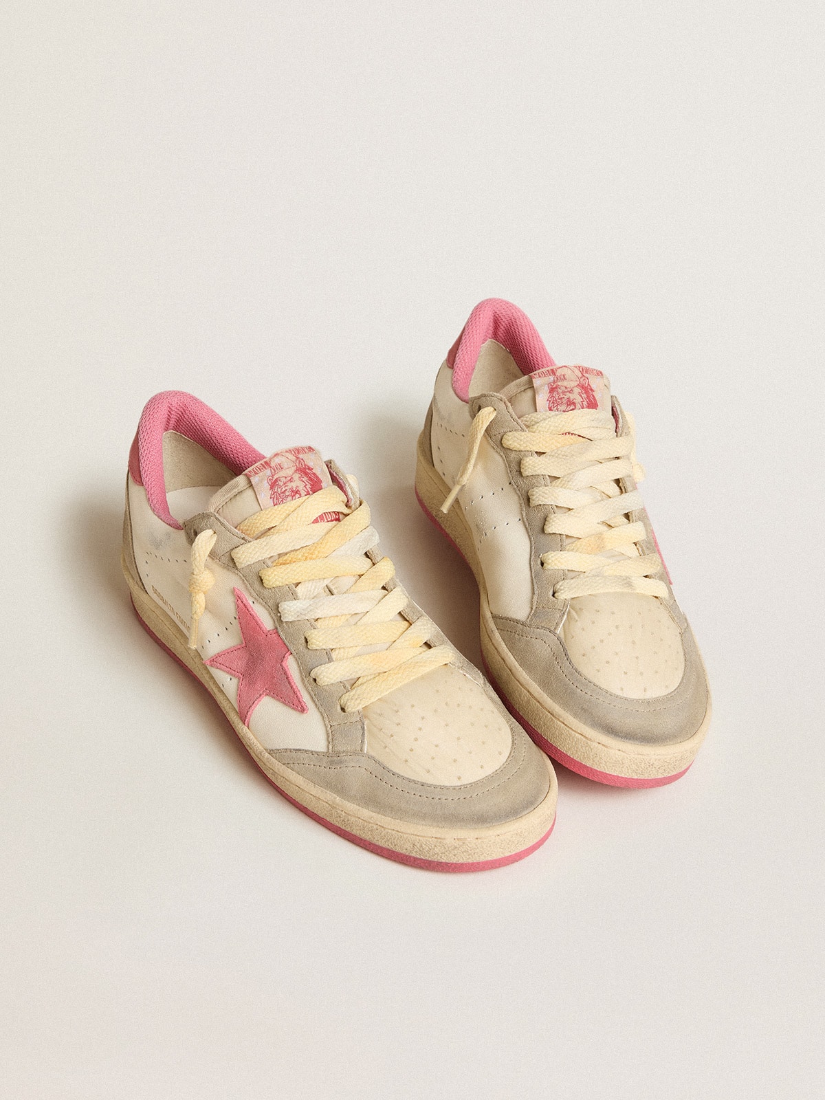 Golden Goose - Ball Star LTD de napa con estrella de ante rosa y aplicaciones color gris paloma in 