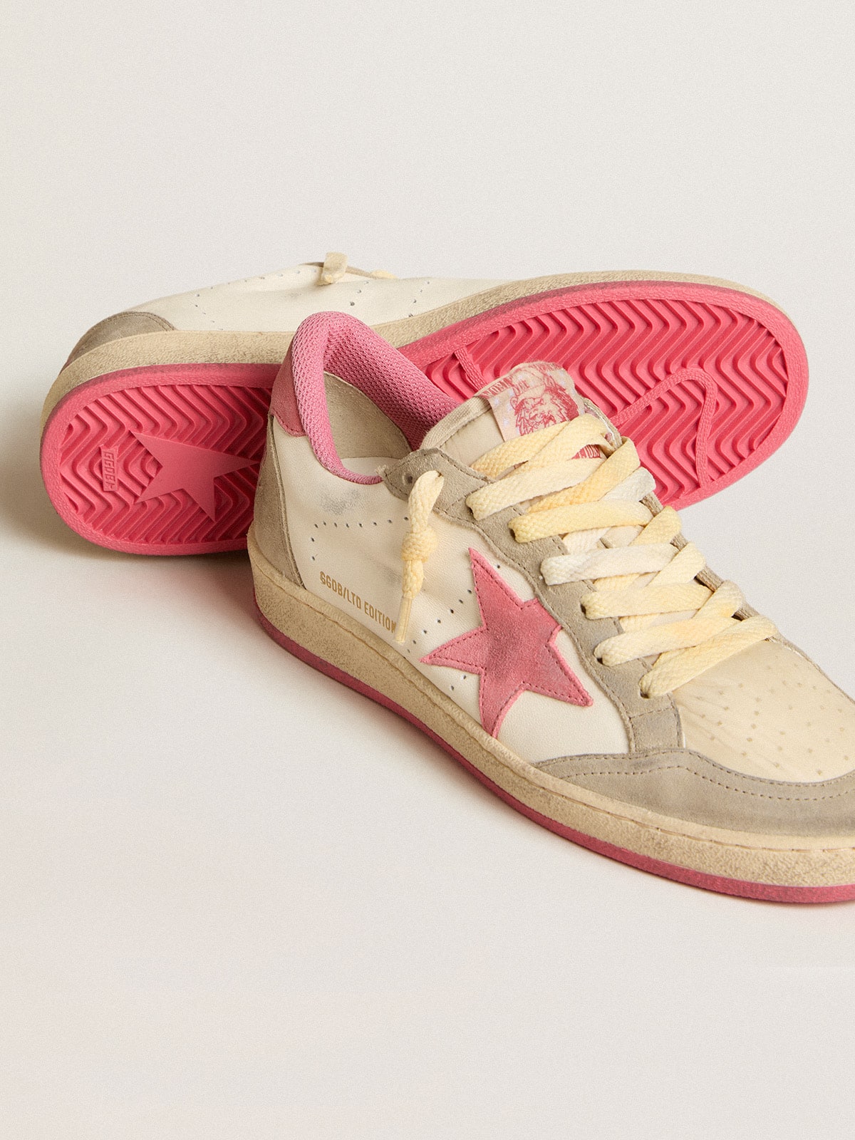 Golden Goose - Ball Star LTD de napa con estrella de ante rosa y aplicaciones color gris paloma in 