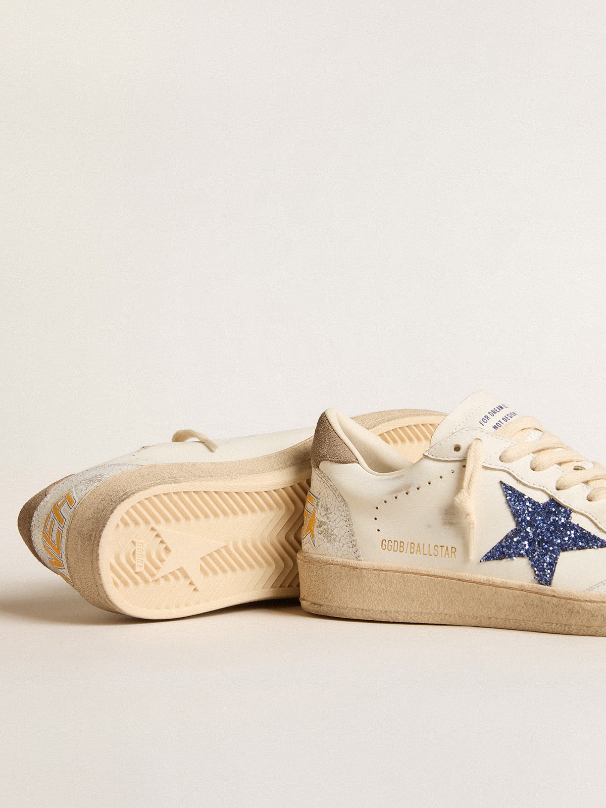 Ball Star con estrella con purpurina azul y refuerzo del talon de ante gris paloma Golden Goose