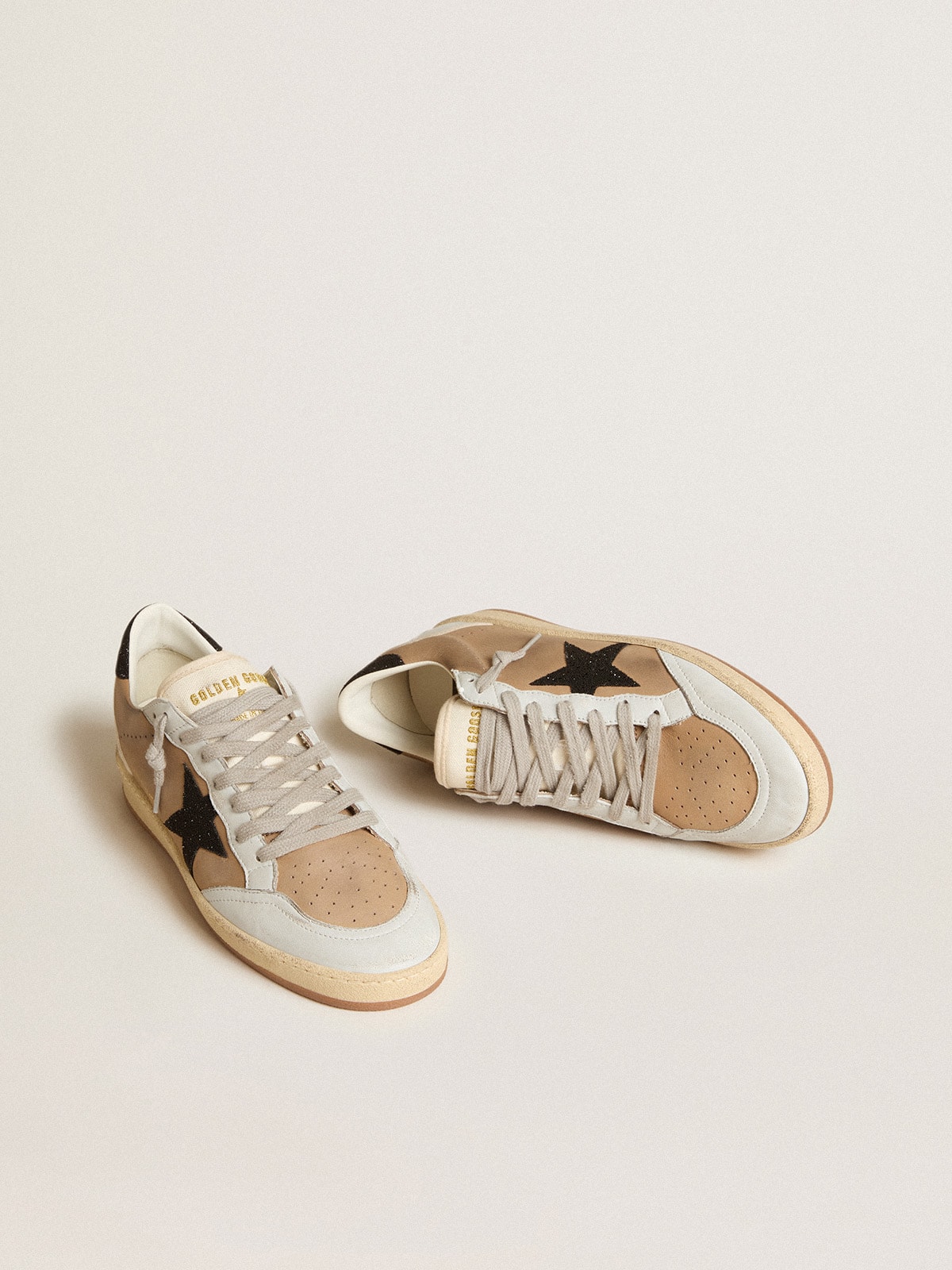 Golden Goose - Ball Star en cuir nubuck beige et cuir nappa avec étoile en cristaux Swarovski noirs in 