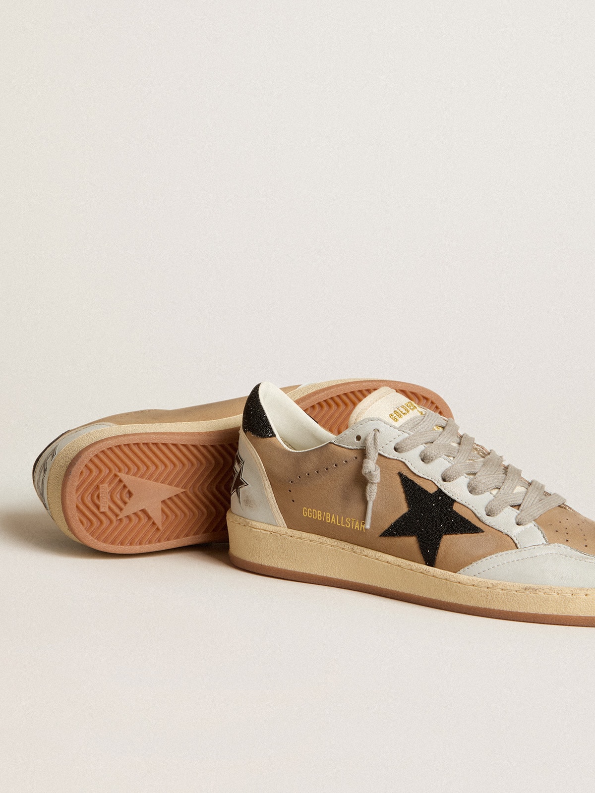 Golden Goose - Ball Star en cuir nubuck beige et cuir nappa avec étoile en cristaux Swarovski noirs in 