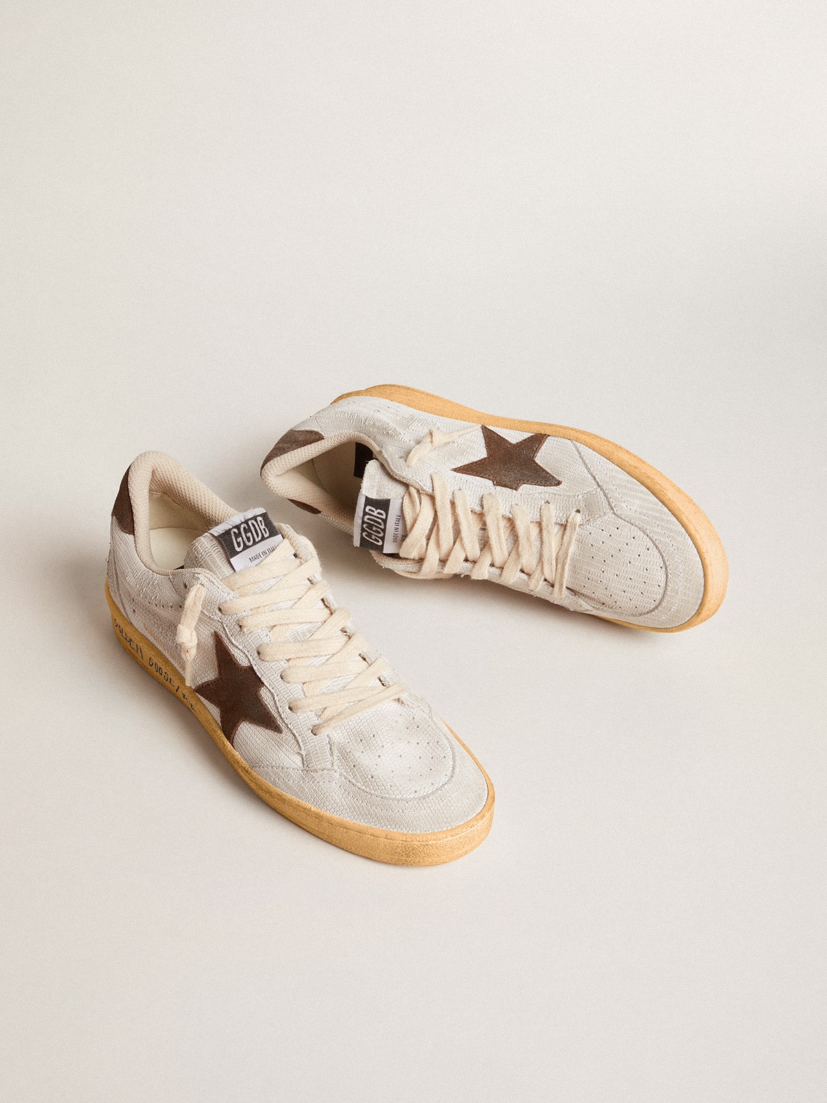 Golden Goose - Ball Star Donna in nabuk bianco con stella e talloncino in suede marrone in 