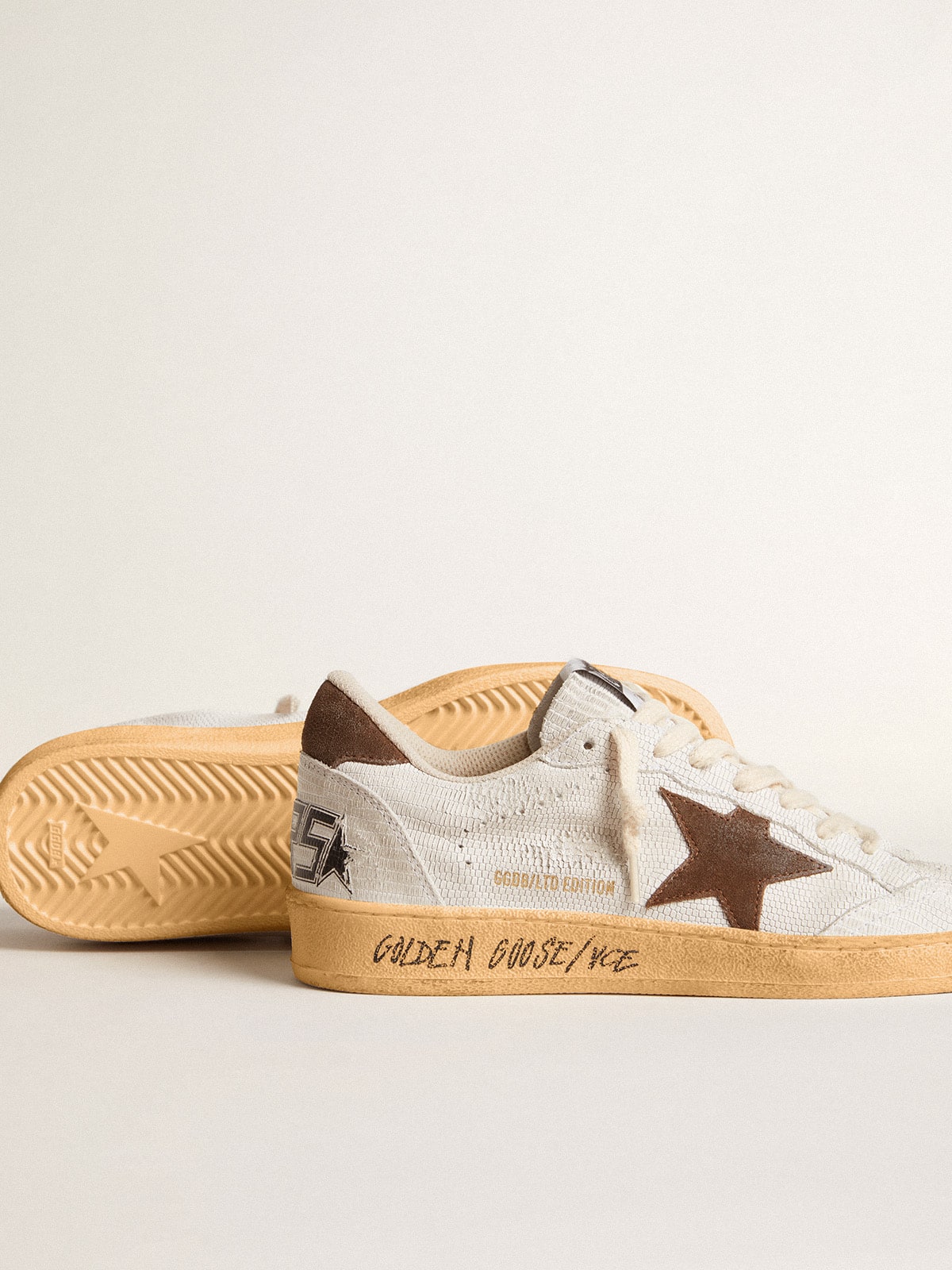 Golden Goose - Ball Star Donna in nabuk bianco con stella e talloncino in suede marrone in 