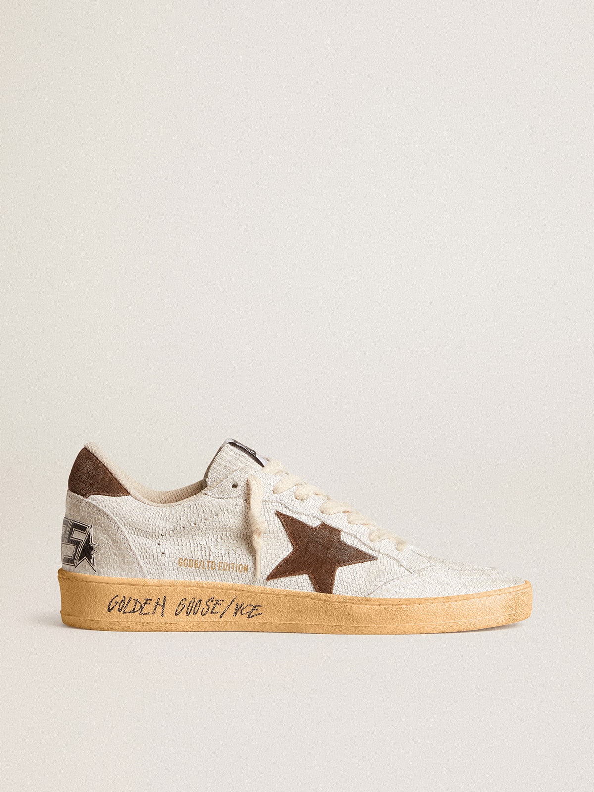 Golden Goose - Ball Star femme en cuir nubuck blanc avec étoile et contrefort en daim marron in 