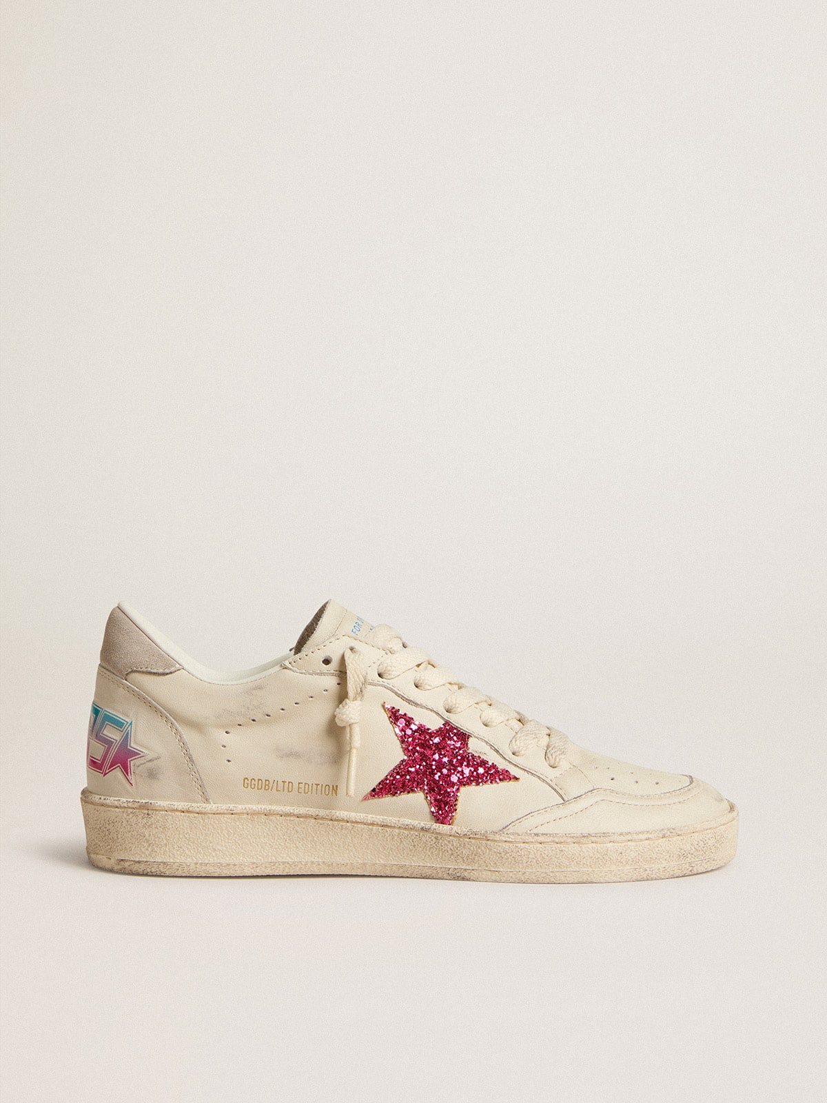 Golden Goose - Ball Star LTD avec étoile à paillettes fuchsia et contrefort en daim gris clair in 