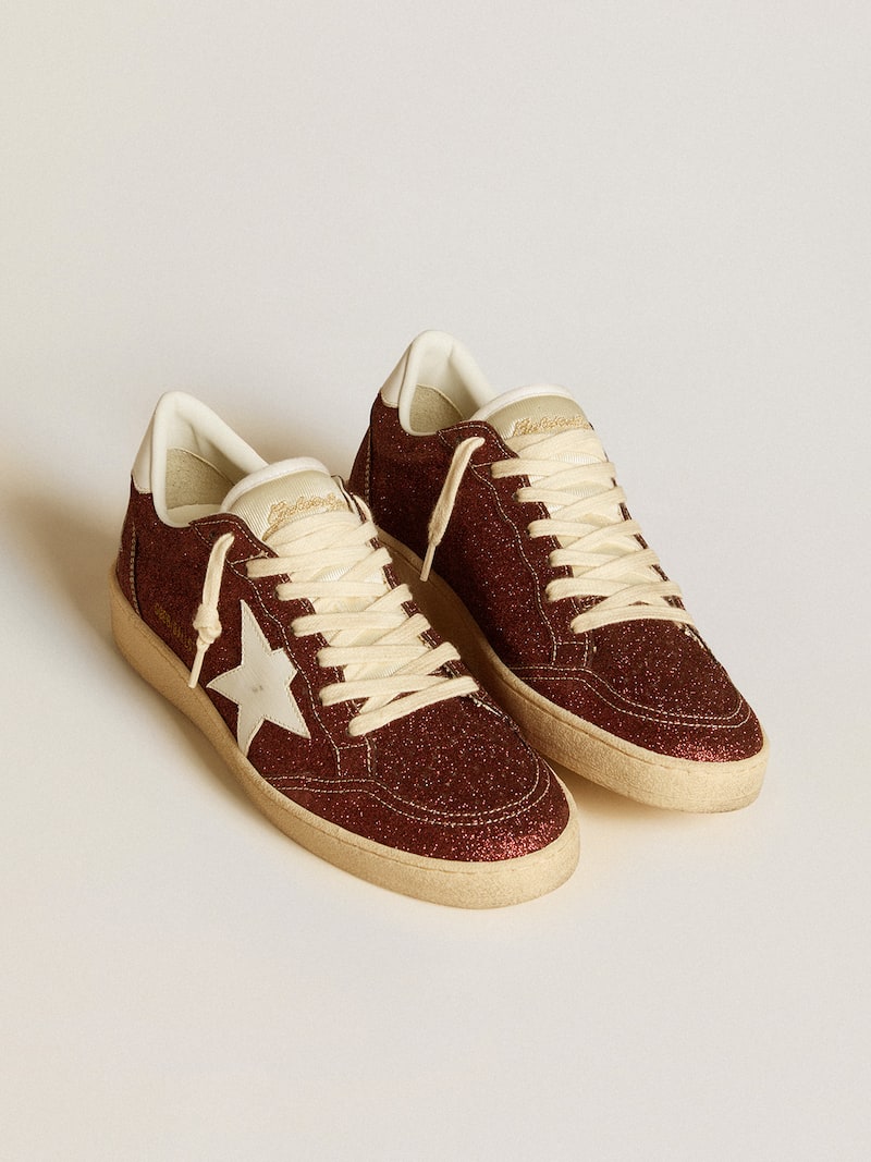Golden Goose - Ball Star aus bordeauxfarbenem Glitzer mit Stern und Fersenpartie aus wei&szlig;em Leder in 