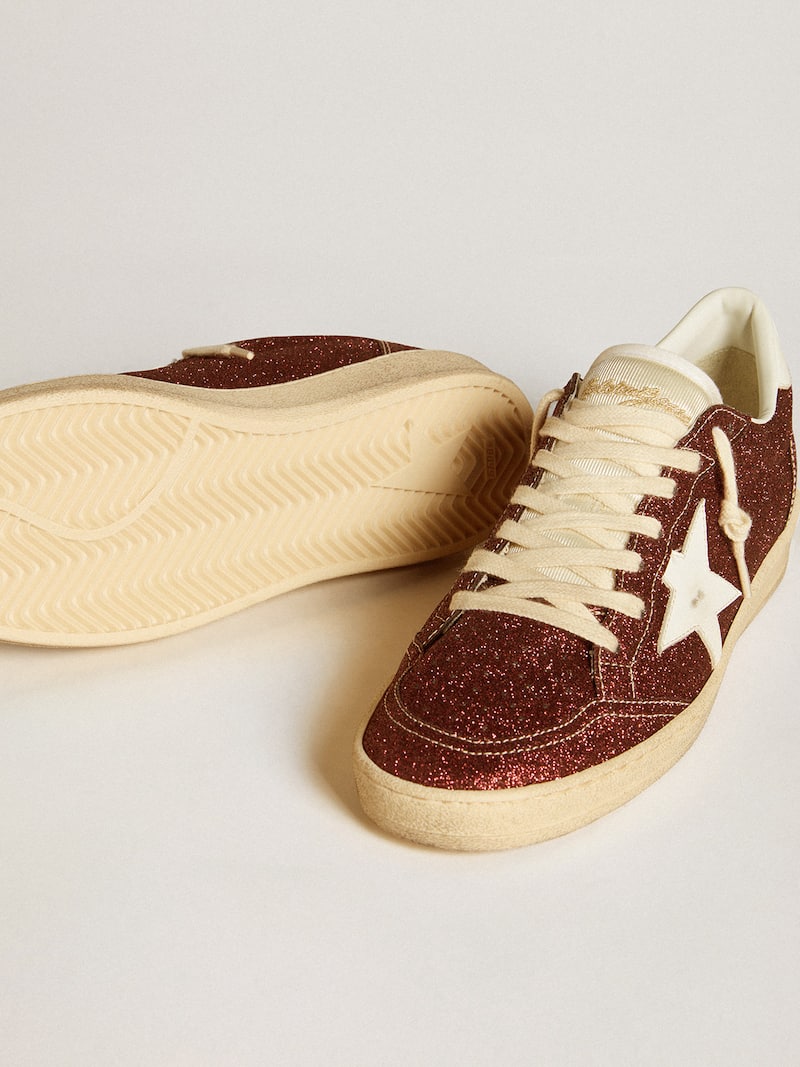 Golden Goose - Ball Star aus bordeauxfarbenem Glitzer mit Stern und Fersenpartie aus wei&szlig;em Leder in 