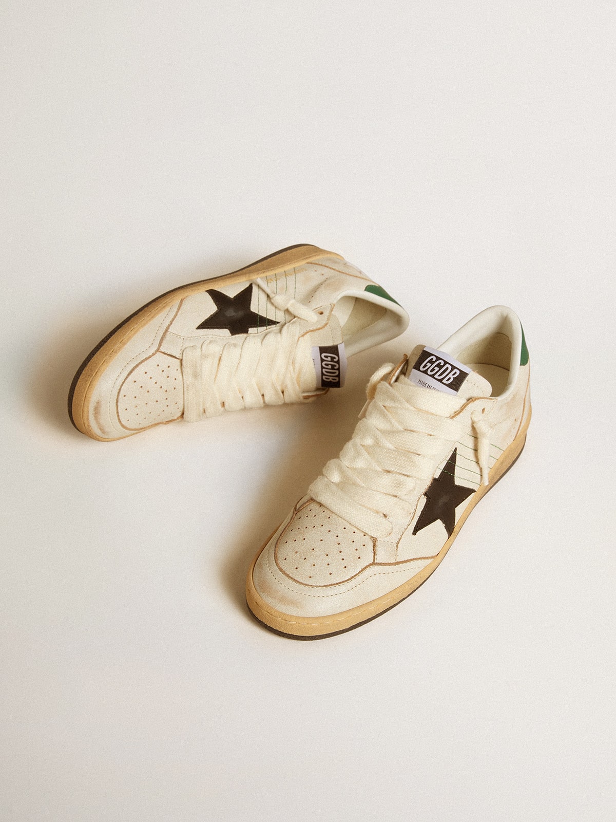 Golden Goose - Ball Star Donna con stella in pelle nera e talloncino in pelle verde in 