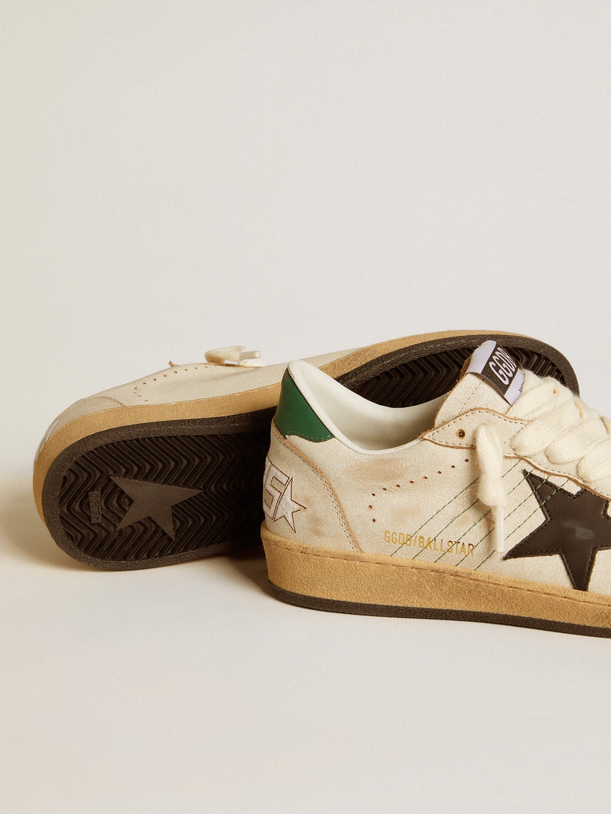 Golden Goose - Ball Star pour femme avec étoile en cuir noir et contrefort en cuir vert in 