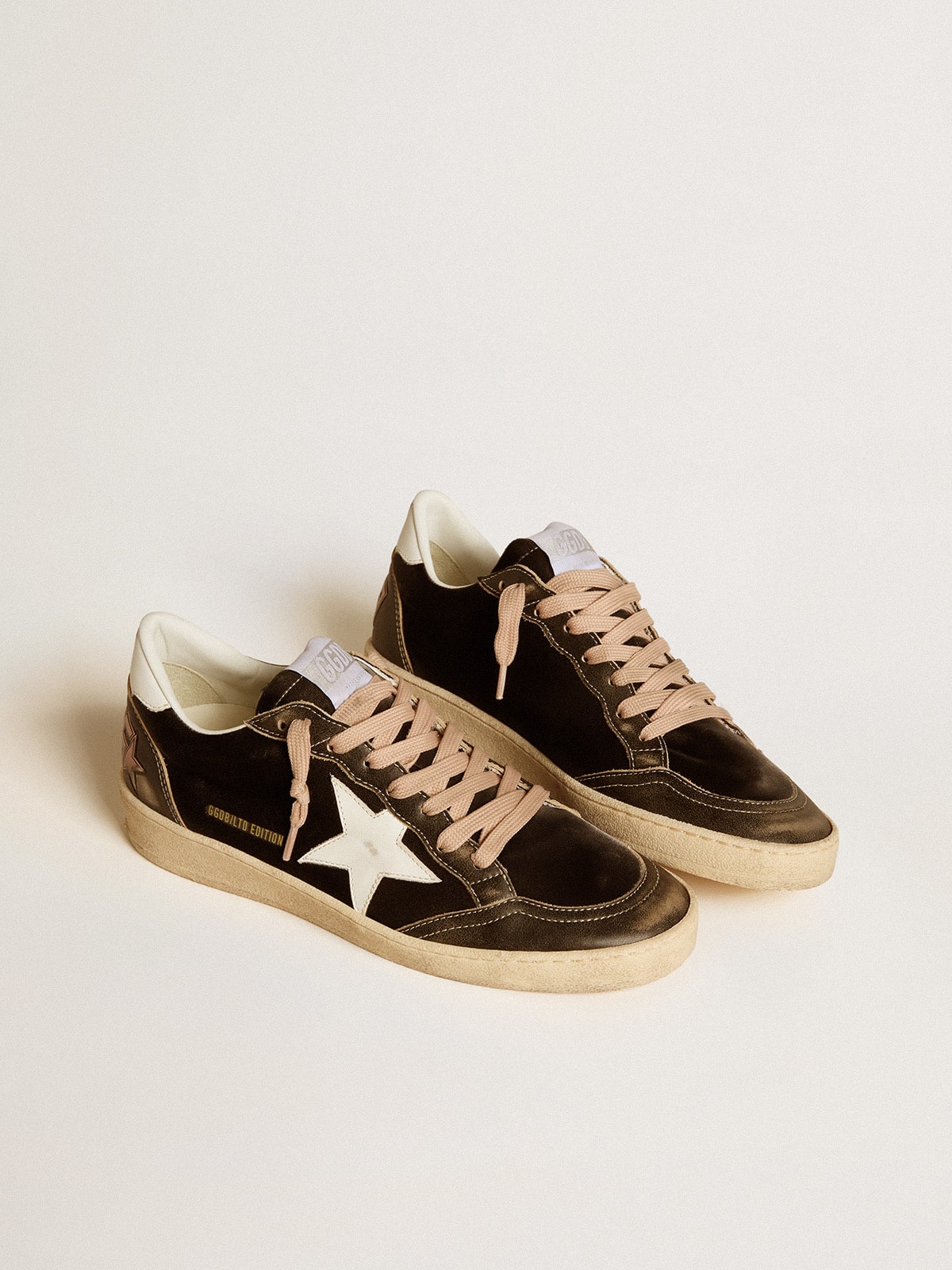 Golden Goose - Ball Star LTD de terciopelo negro con estrella y refuerzo del talón de piel blanca in 