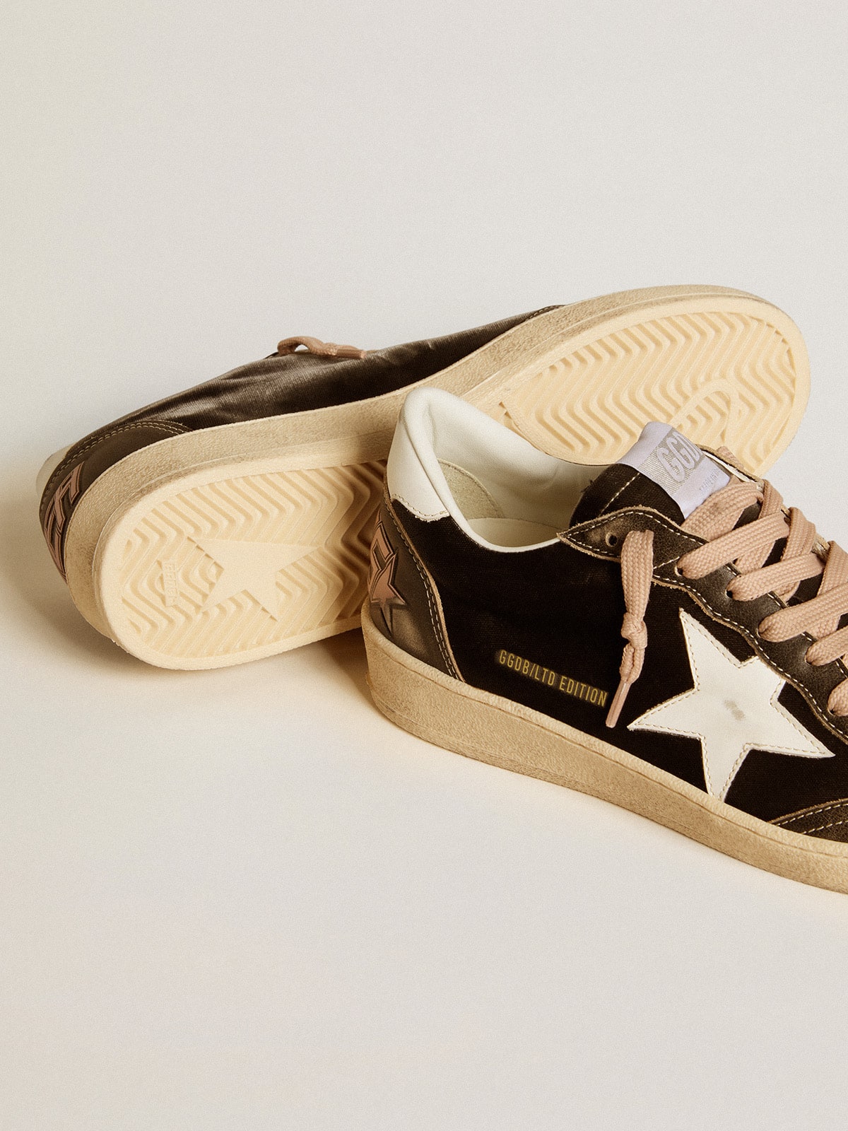 Golden Goose - Ball Star LTD de terciopelo negro con estrella y refuerzo del talón de piel blanca in 