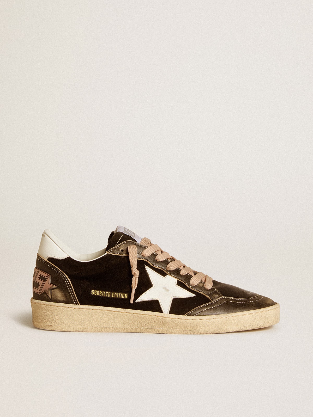 Golden Goose - Ball Star LTD de terciopelo negro con estrella y refuerzo del talón de piel blanca in 