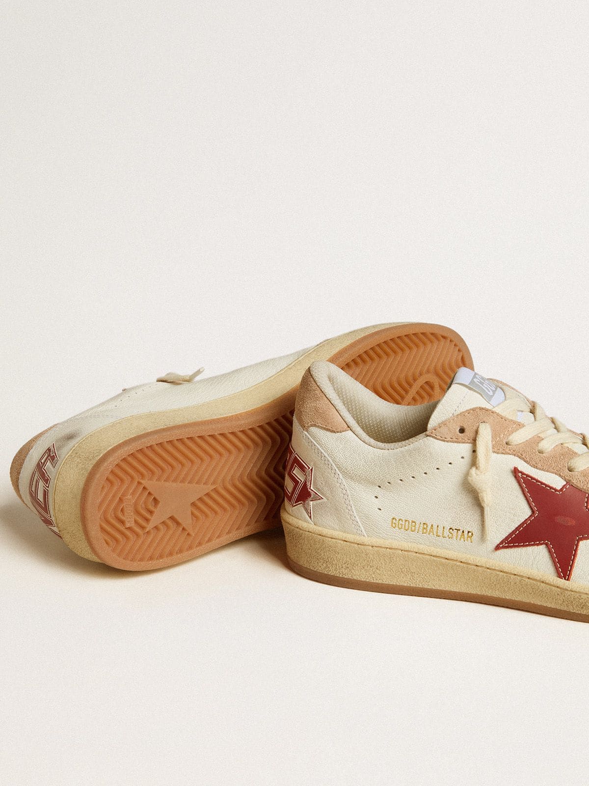 Golden Goose - Ball Star レディース ナッパレザー スター（レッド）＆スエードパネル（ピンク） in 