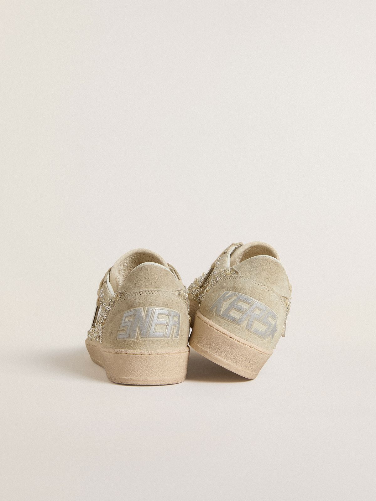 Golden Goose - Ball Star en daim avec cristaux Swarovski, perles et étoile en cuir in