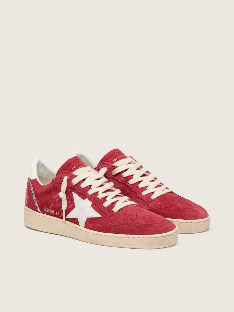 Golden Goose - Ball Star aus rotem Rauleder mit Stern und Fersenpartie aus wei&szlig;em Leder in 