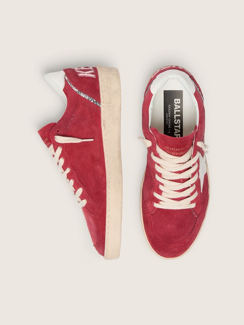 Golden Goose - Ball Star aus rotem Rauleder mit Stern und Fersenpartie aus wei&szlig;em Leder in 