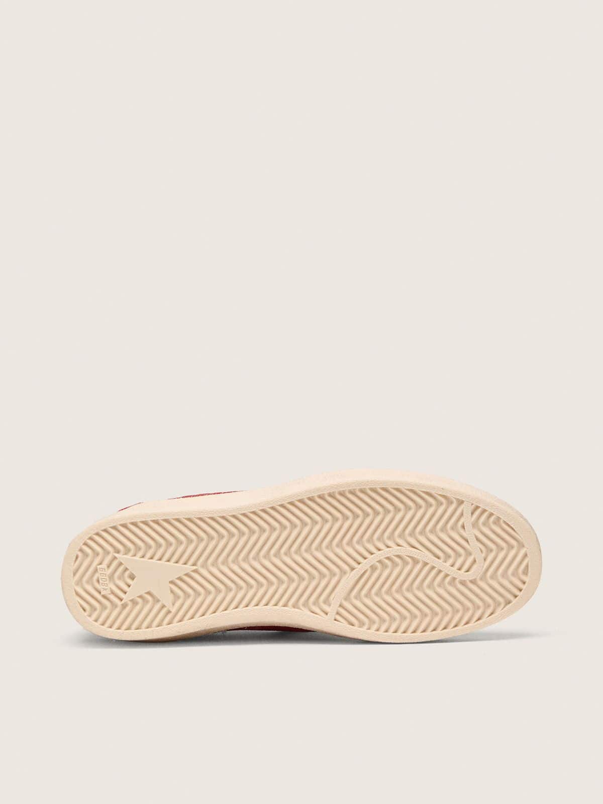 Golden Goose - Ball Star in suede rosso con stella e talloncino in pelle bianca in 