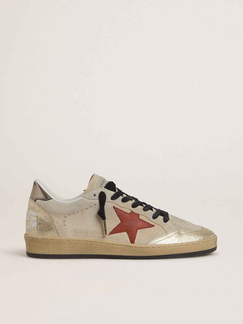 Ball Star en daim beige avec étoile en cuir rouge et contrefort en cuir lamé bronze métallisé