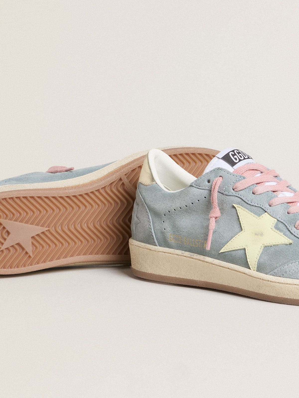 Golden Goose - Ball Star Feminino de suede azul pálido com estrela de couro cor creme in 