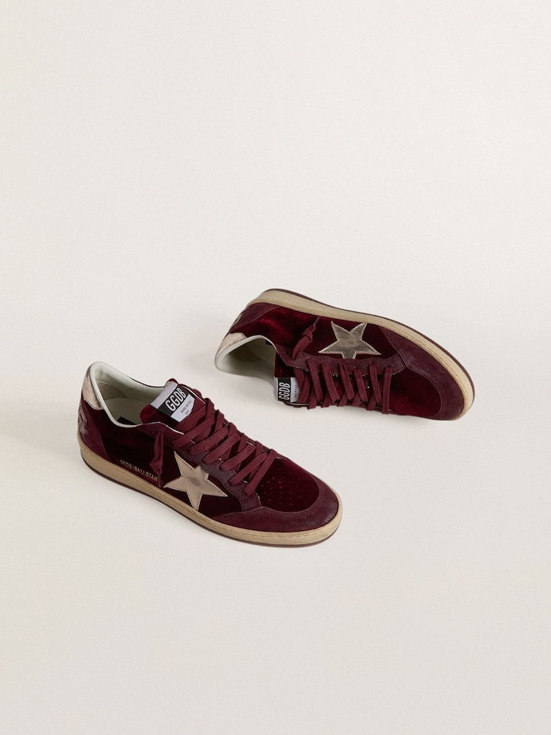 Golden Goose - Ball Star de mujer de terciopelo burdeos con estrella y refuerzo del tal&oacute;n de piel laminada dorada in 