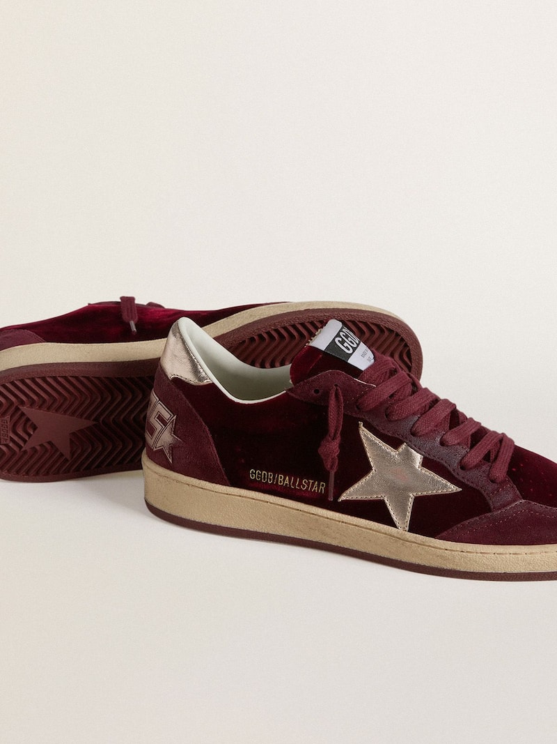 Golden Goose - Ball Star de mujer de terciopelo burdeos con estrella y refuerzo del tal&oacute;n de piel laminada dorada in 
