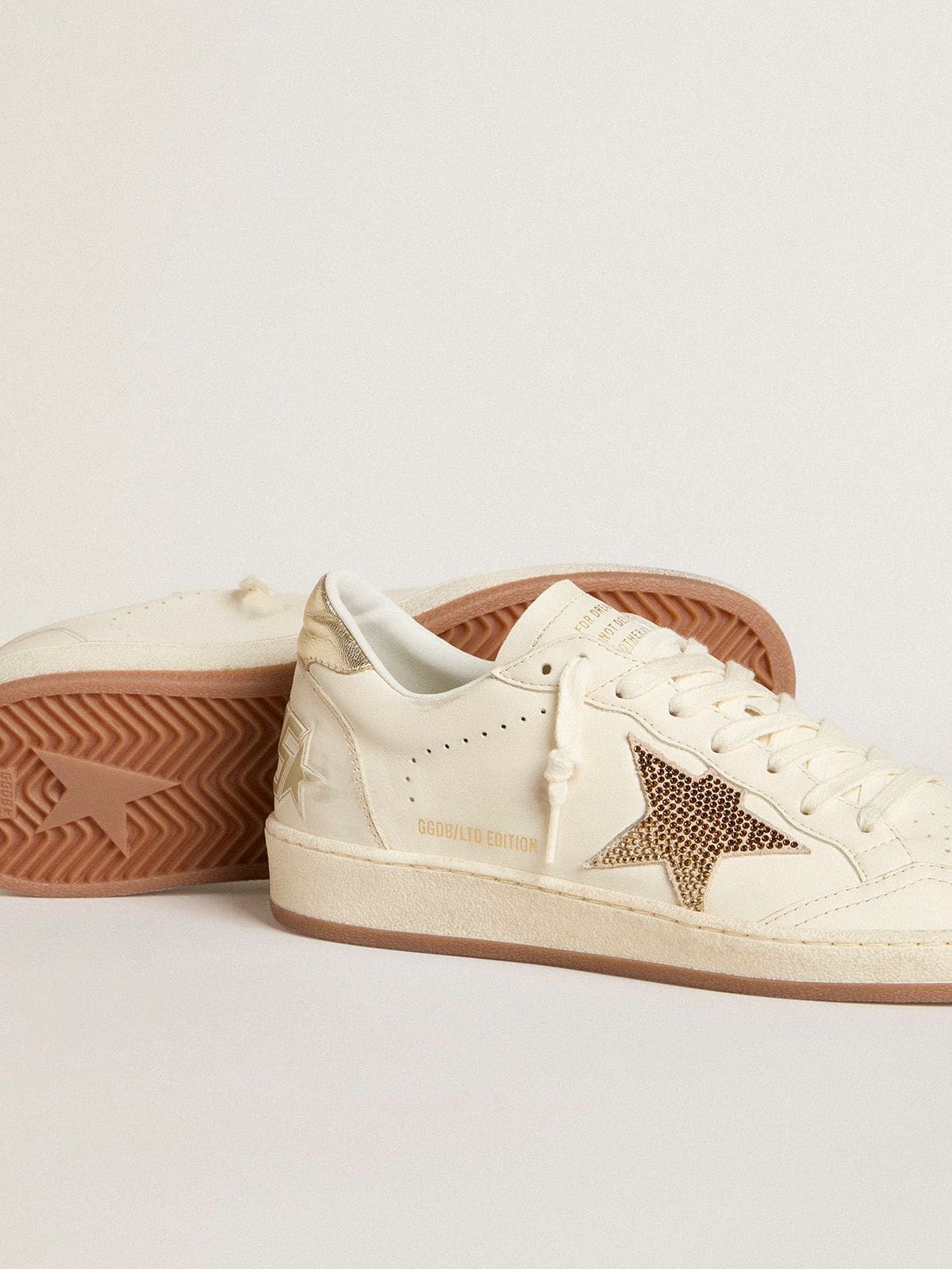 Golden Goose - Ball Star レディース レザー（ホワイト） クリスタルスター＆ラミネートヒールタブ in 