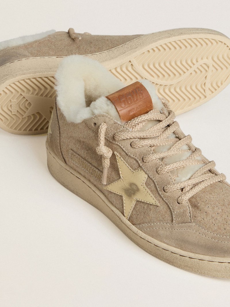 Golden Goose - Ball Star de mujer de lana beige con estrella de piel laminada dorada y forro de borrego in 