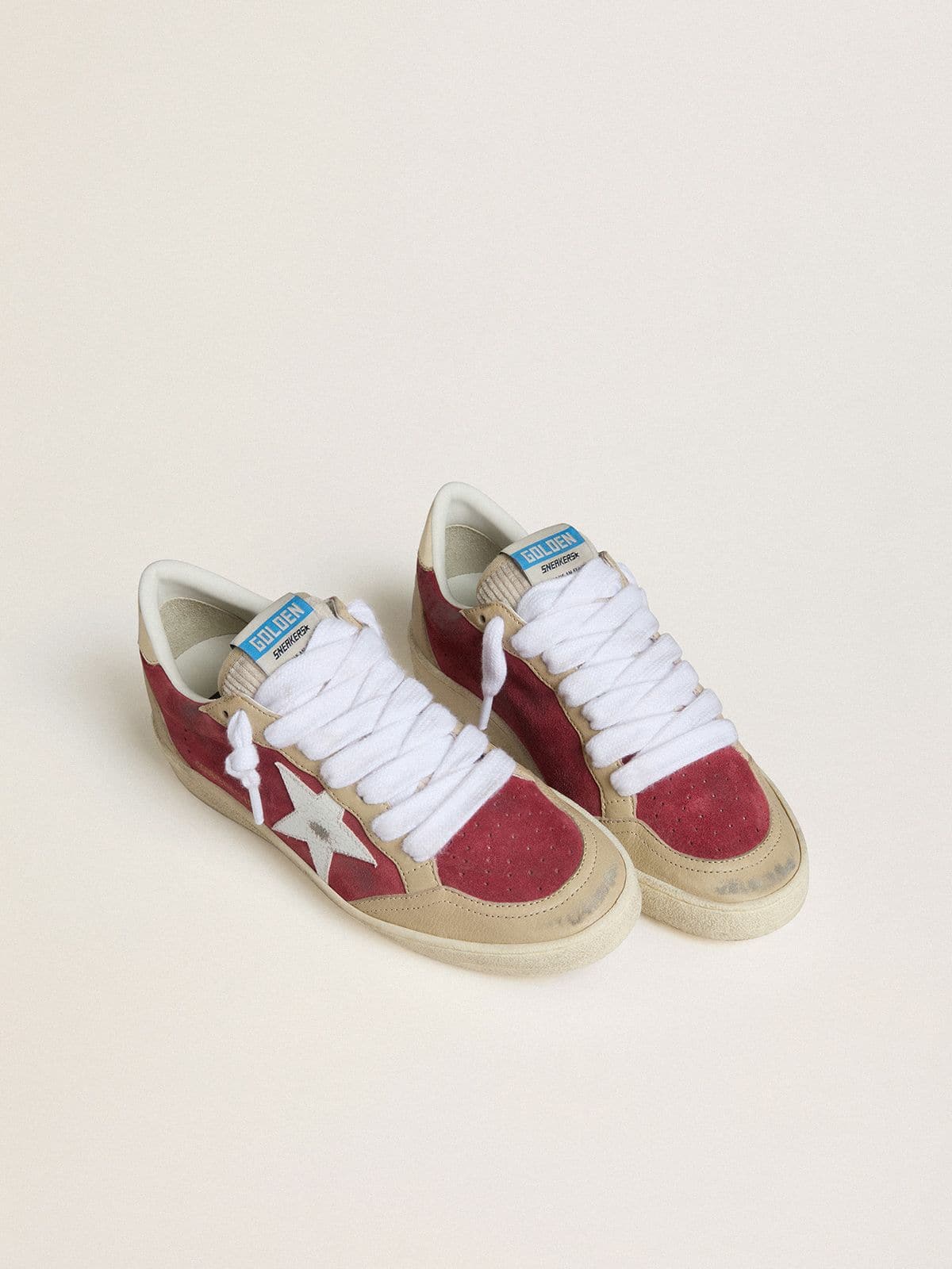 Golden Goose - Ball Star pour femme en cuir velours rouge avec &eacute;toile en cuir velours craquel&eacute; blanc et contrefort en cuir platine in 