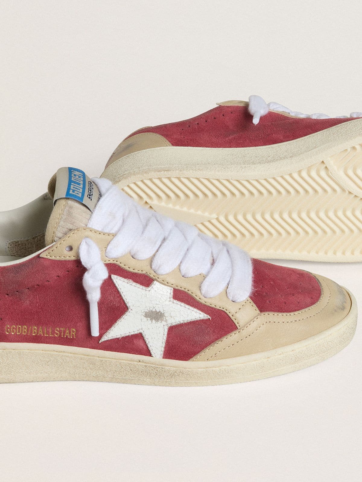 Golden Goose - Ball Star pour femme en cuir velours rouge avec &eacute;toile en cuir velours craquel&eacute; blanc et contrefort en cuir platine in 