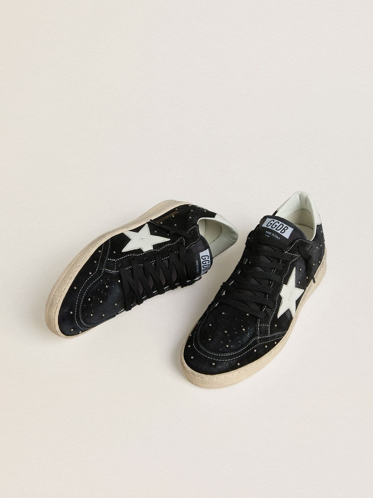 Golden Goose - Ball Star Donna in suede nero con borchie e stella in pelle bianca in 